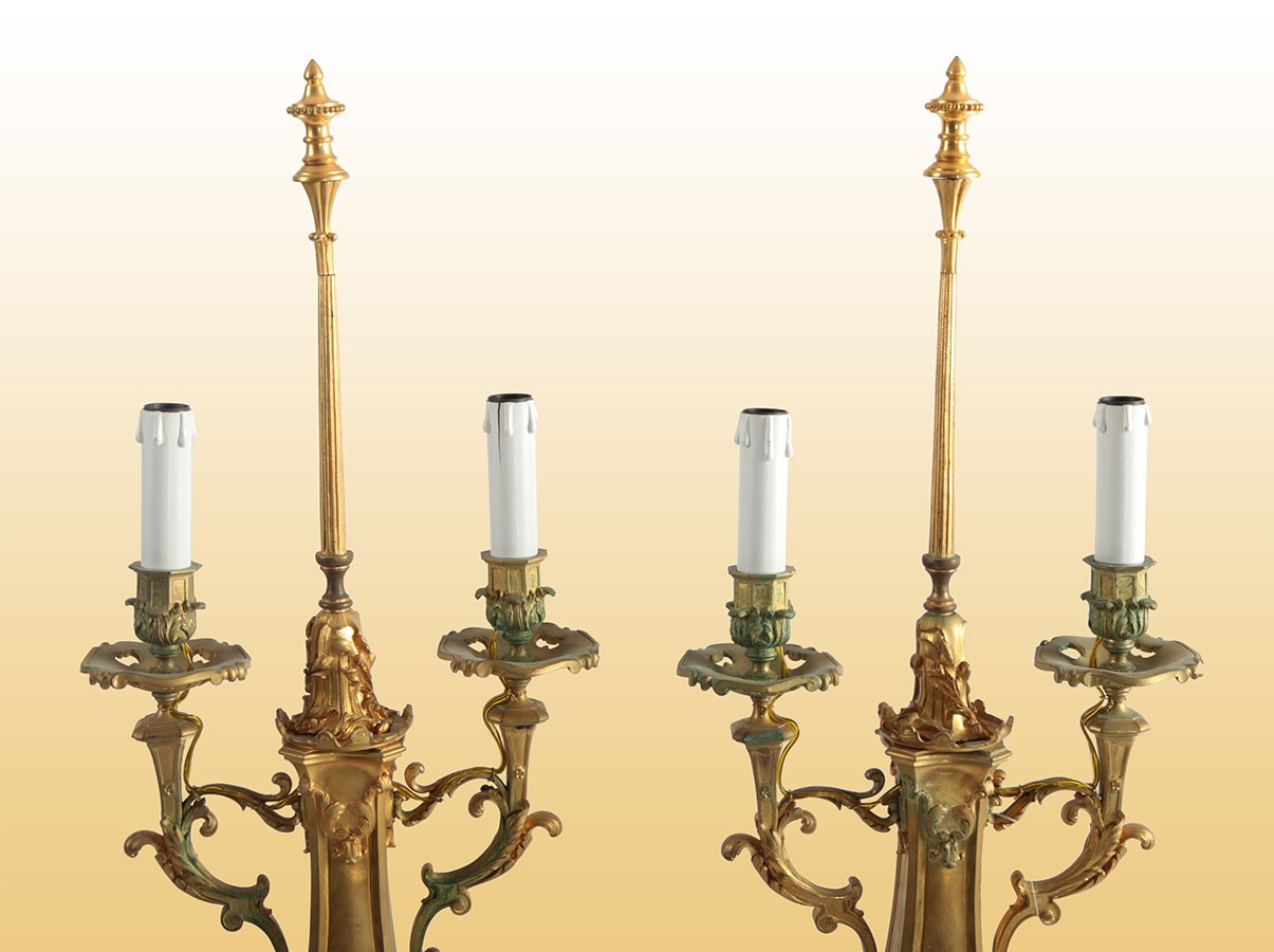Coppia di antichi candelieri elettrificati a due luci in bronzo dorato