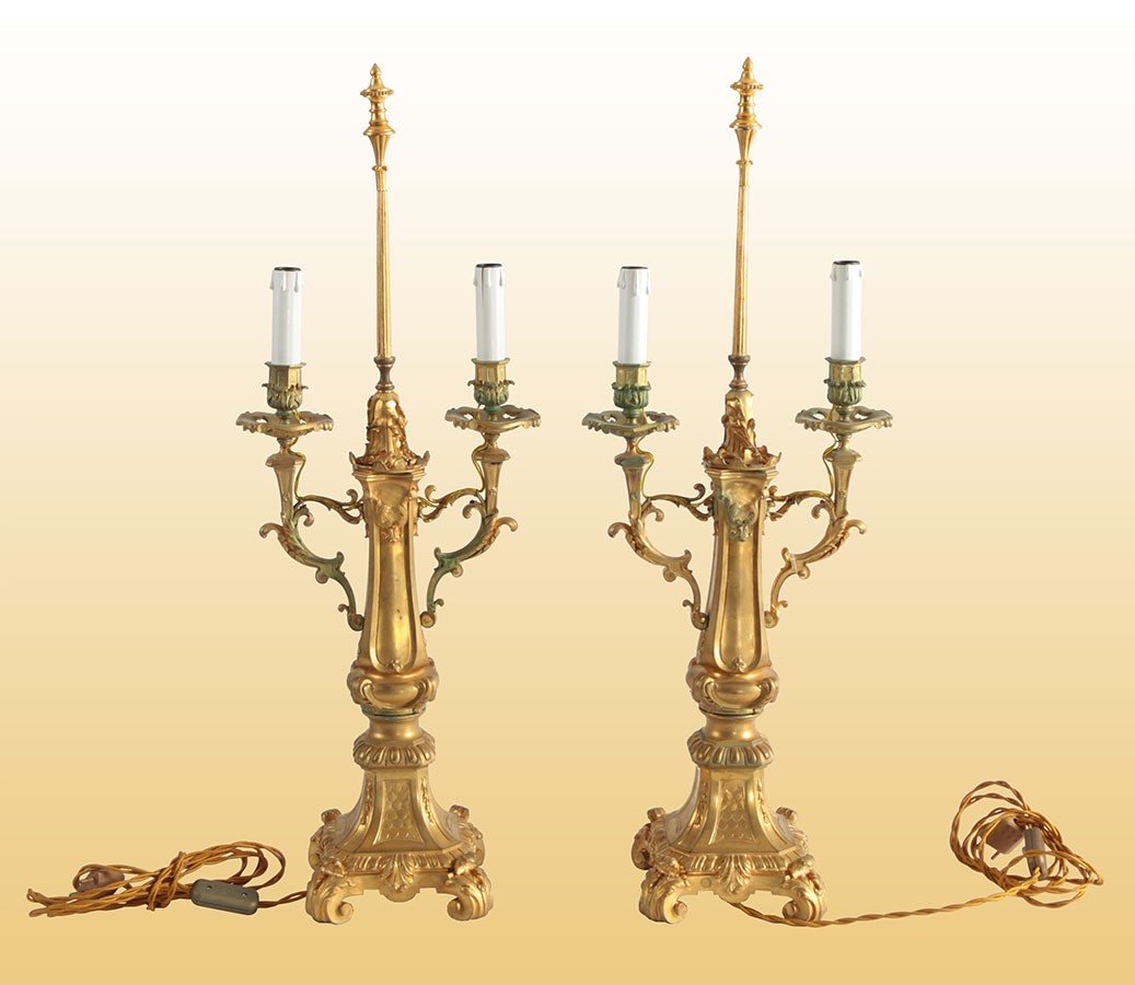 Coppia di antichi candelieri elettrificati a due luci in bronzo dorato