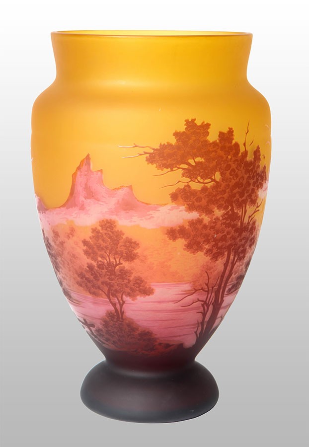 Vase en verre de type Gallè à décor de paysage
