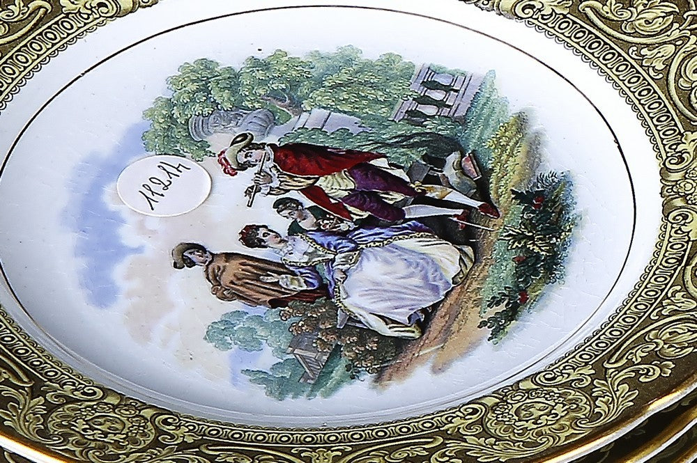 Antico servizio da dolce formato da 12 piatti in porcellana decorata