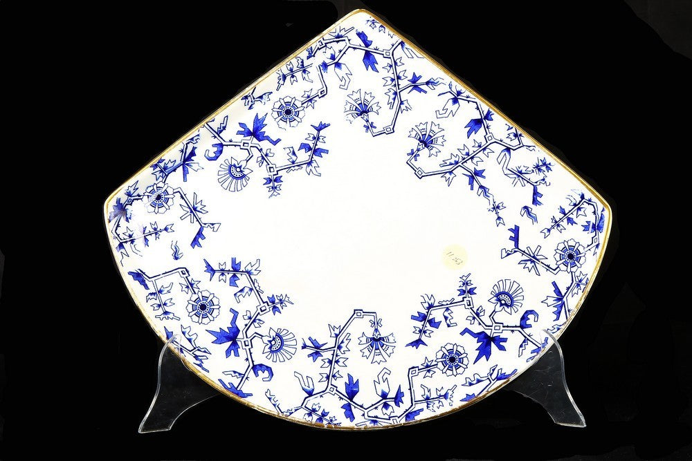 Grande assiette triangulaire ancienne en porcelaine du 19ème siècle