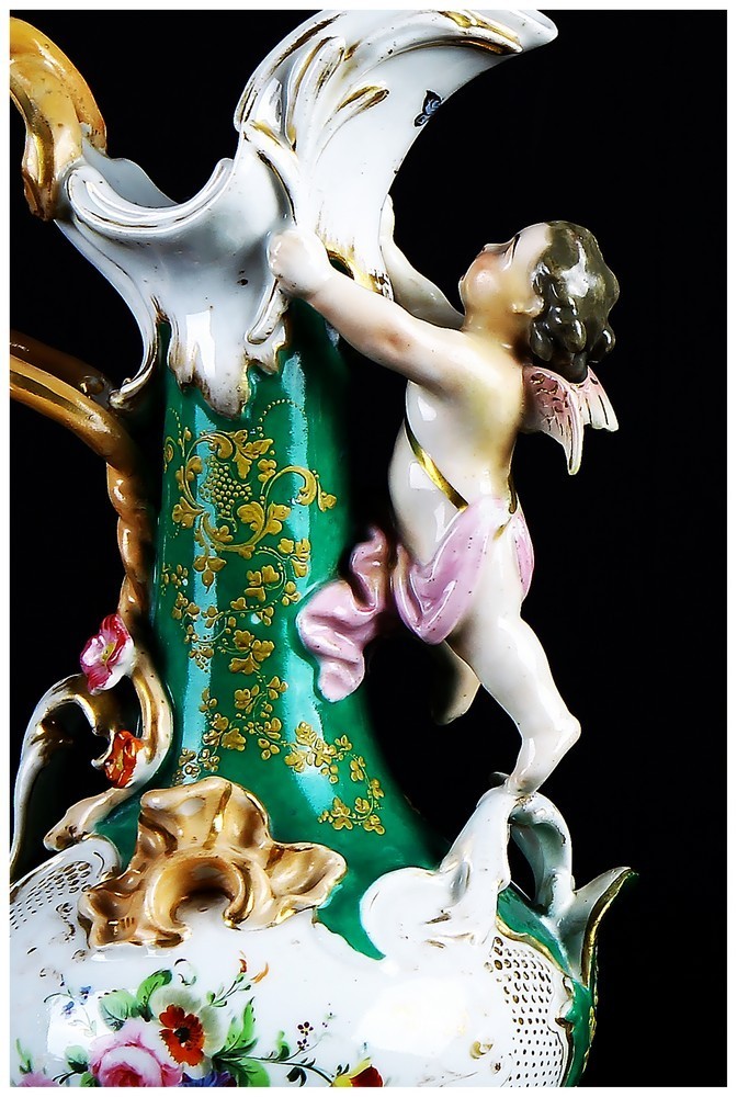 Coppia di antiche brocche in porcellana di Sevres con decori floreali
