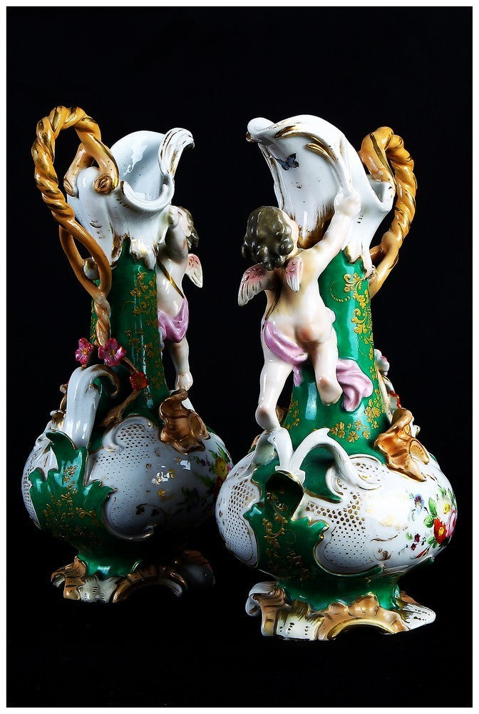 Coppia di antiche brocche in porcellana di Sevres con decori floreali