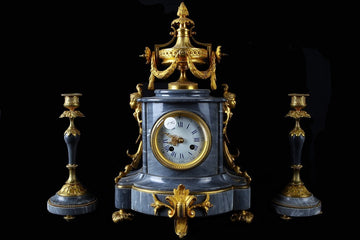 Tris composto da orologio e coppia di candelieri in marmo grigio e bronzi dorati