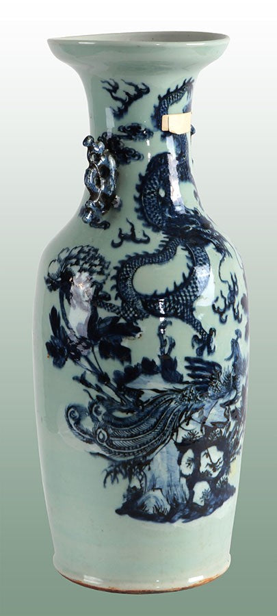 Antico vaso cinese del 1900 in porcellana bianca decorata con draghi blu