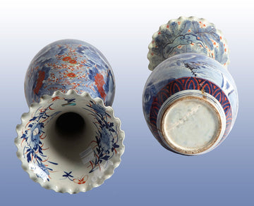 Paire de vases anciens en porcelaine décorée du milieu des années 1800