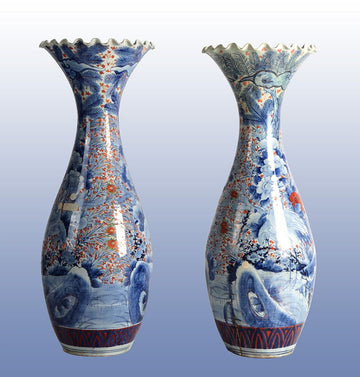 Paire de vases anciens en porcelaine décorée du milieu des années 1800