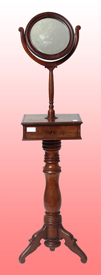 Chiffonnière anglaises très particulières des années 1800 de style victorien en bois d'acajou