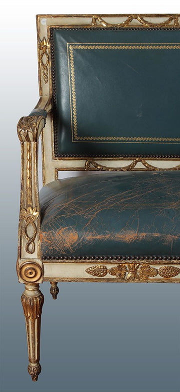Canapé italien ancien des années 1700, laqué décapé de style Louis XVI