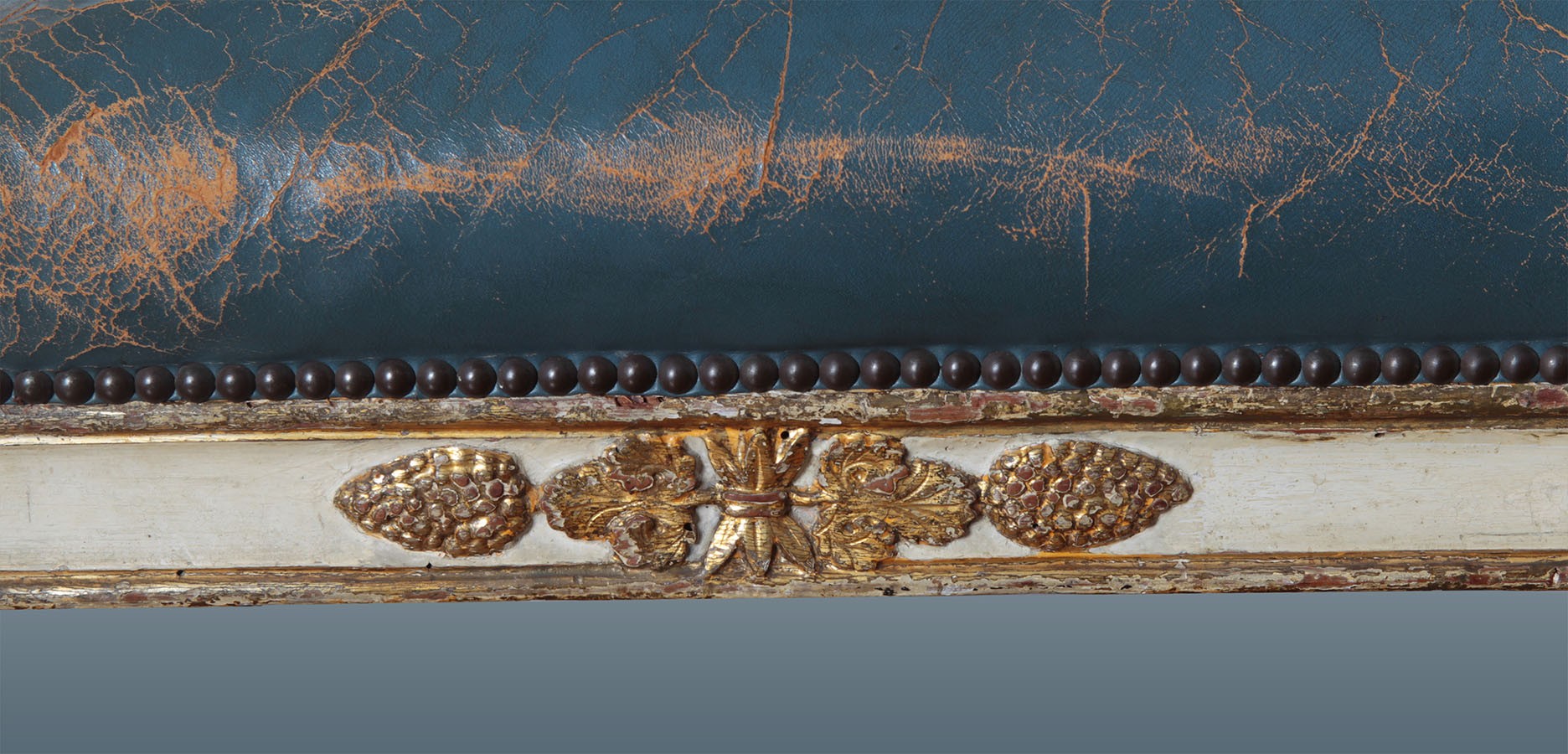Antico divano italiano del 1700 laccato decapato in stile Luigi XVI