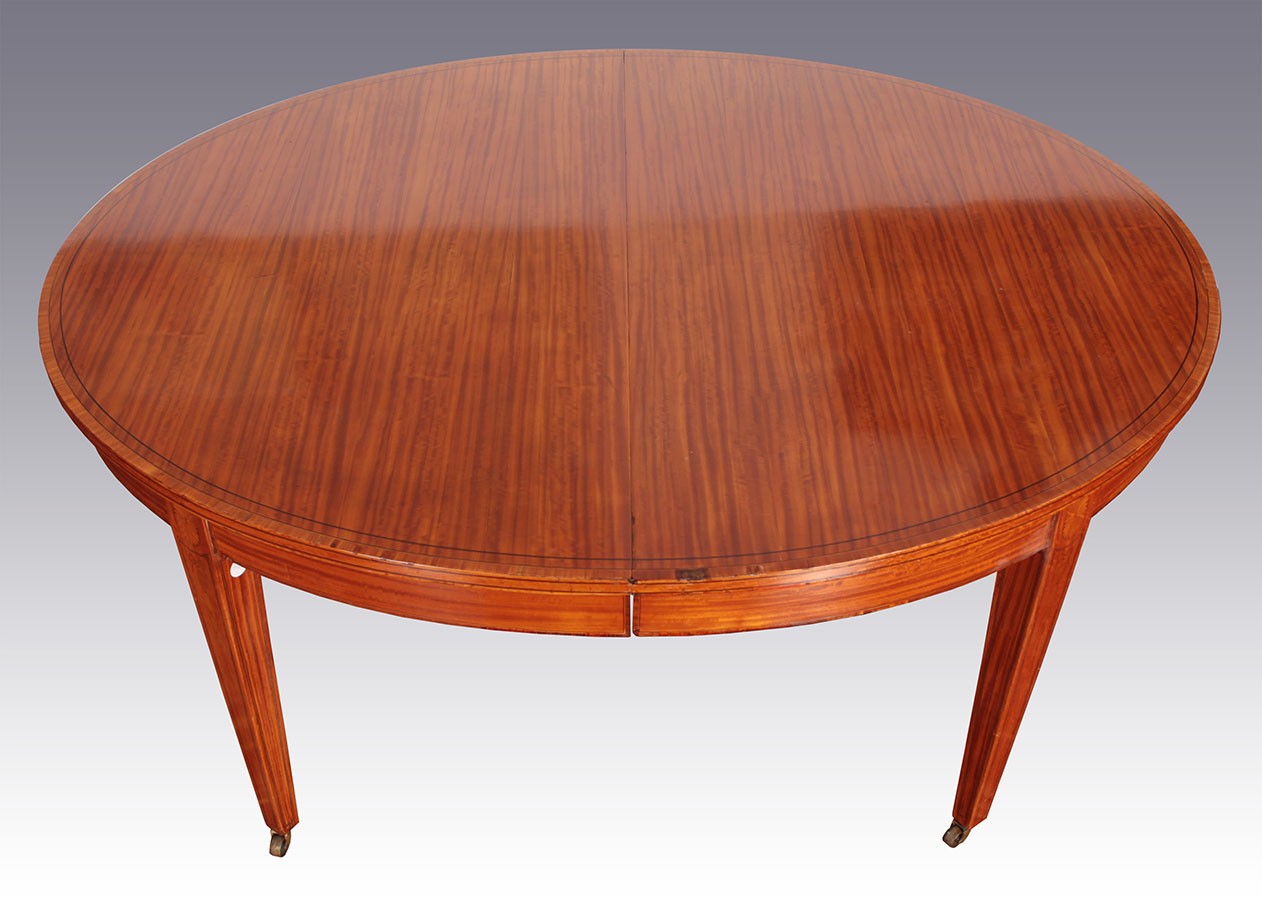 Antico tavolo ovale allungabile in legno satinwood con intarsi 