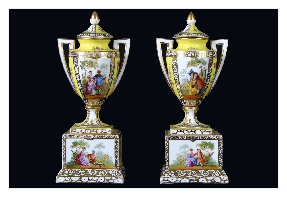 Paire de petits vases amphores en porcelaine avec couvercles