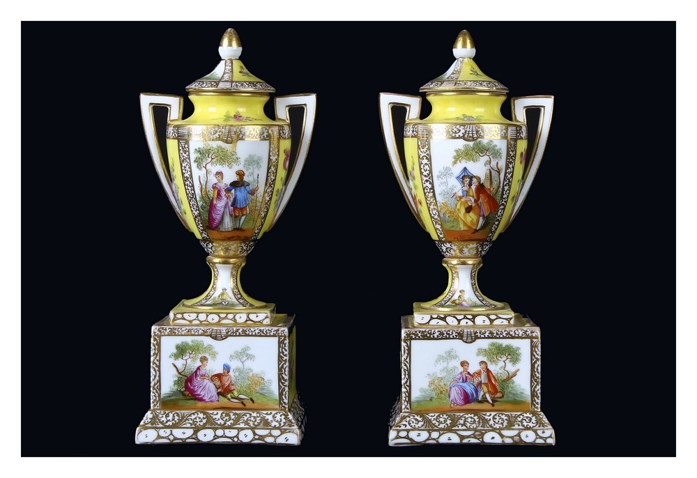 Coppia di antichi piccoli vasi porcellana Dresda del 1800 ad anfora 
