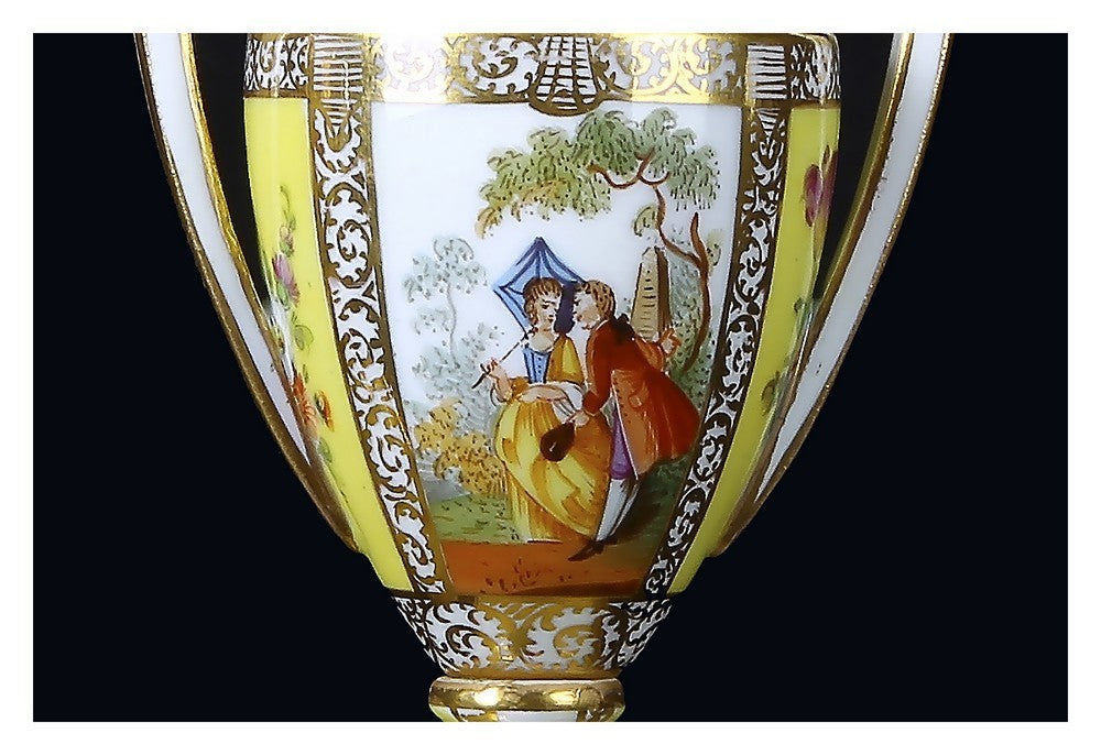 Coppia di antichi piccoli vasi porcellana Dresda del 1800 ad anfora 
