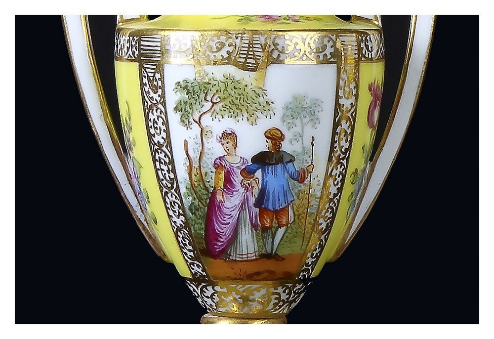 Coppia di antichi piccoli vasi porcellana Dresda del 1800 ad anfora 
