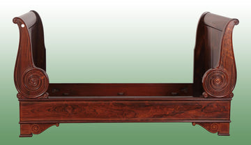 Magnifique lit traîneau français restauré des années 1800, style Charles X