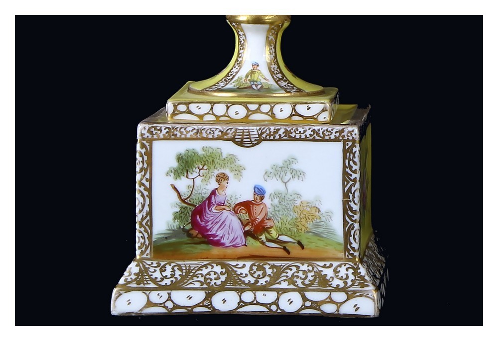 Coppia di antichi piccoli vasi porcellana Dresda del 1800 ad anfora 