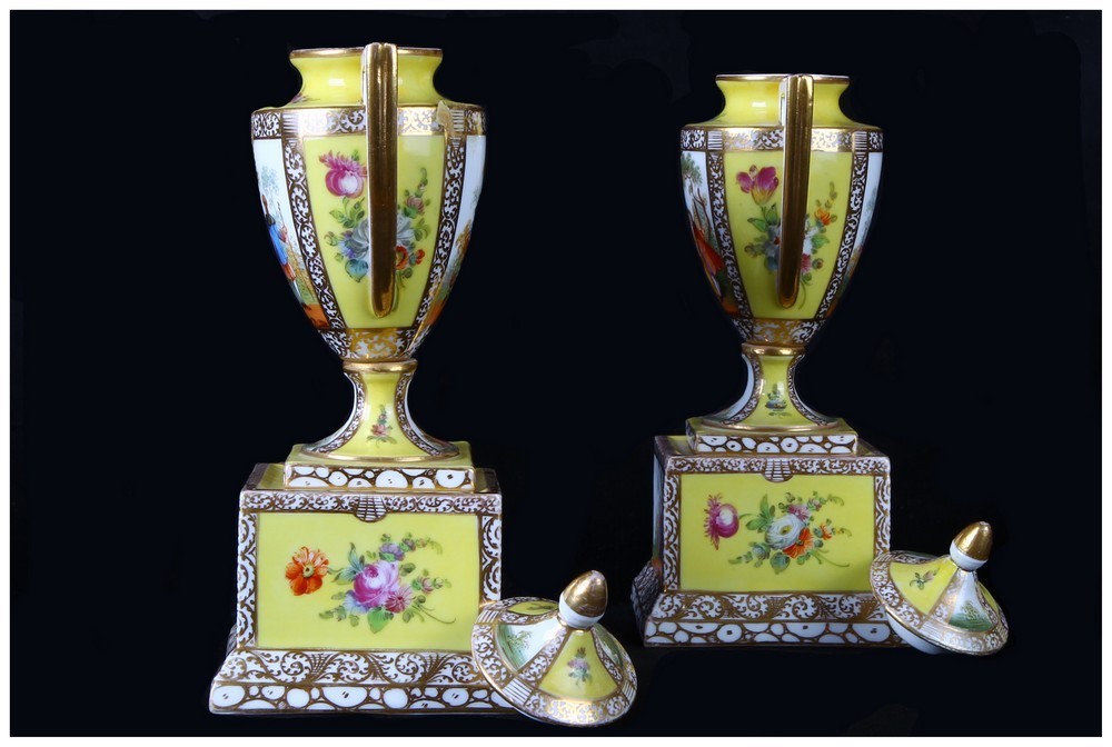 Coppia di antichi piccoli vasi porcellana Dresda del 1800 ad anfora 