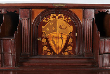 bureau a pente de style Régence anglaise du début du 19ème siècle en bois d'acajou avec de riches incrustations