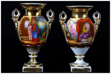 Coppia di piccoli vasi ad anfora in porcellana decorati con scene bibliche