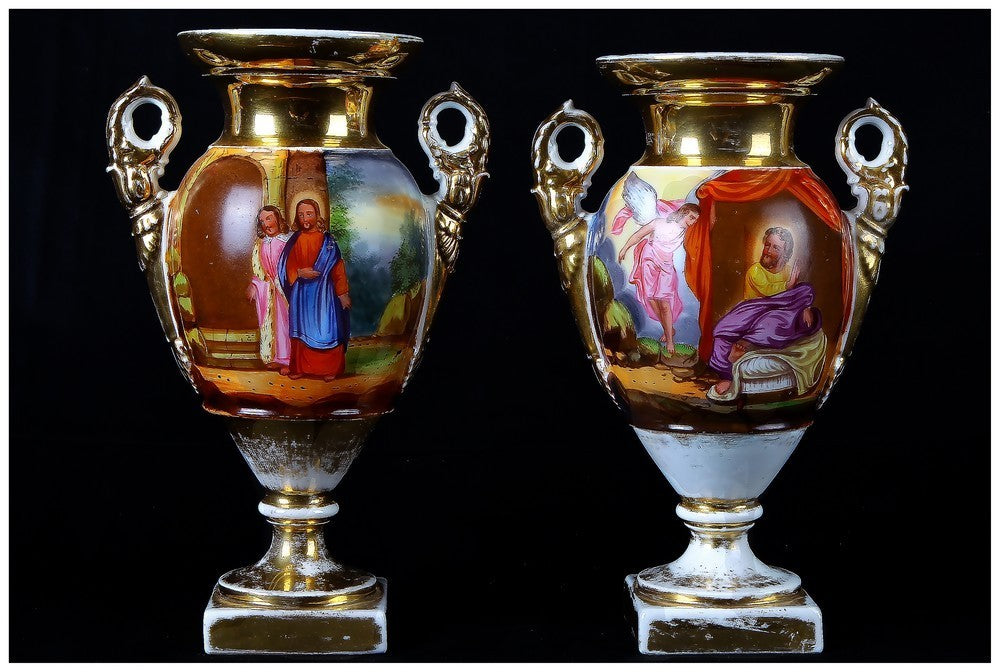 Coppia di antichi vasi ad anfora in porcellana decorati scene bibliche