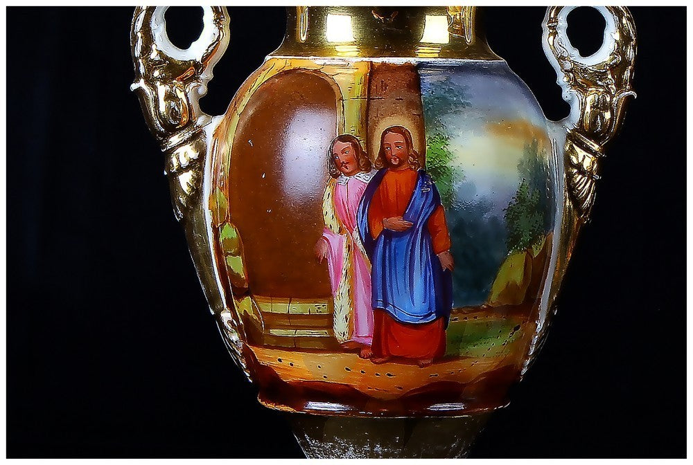 Coppia di antichi vasi ad anfora in porcellana decorati scene bibliche