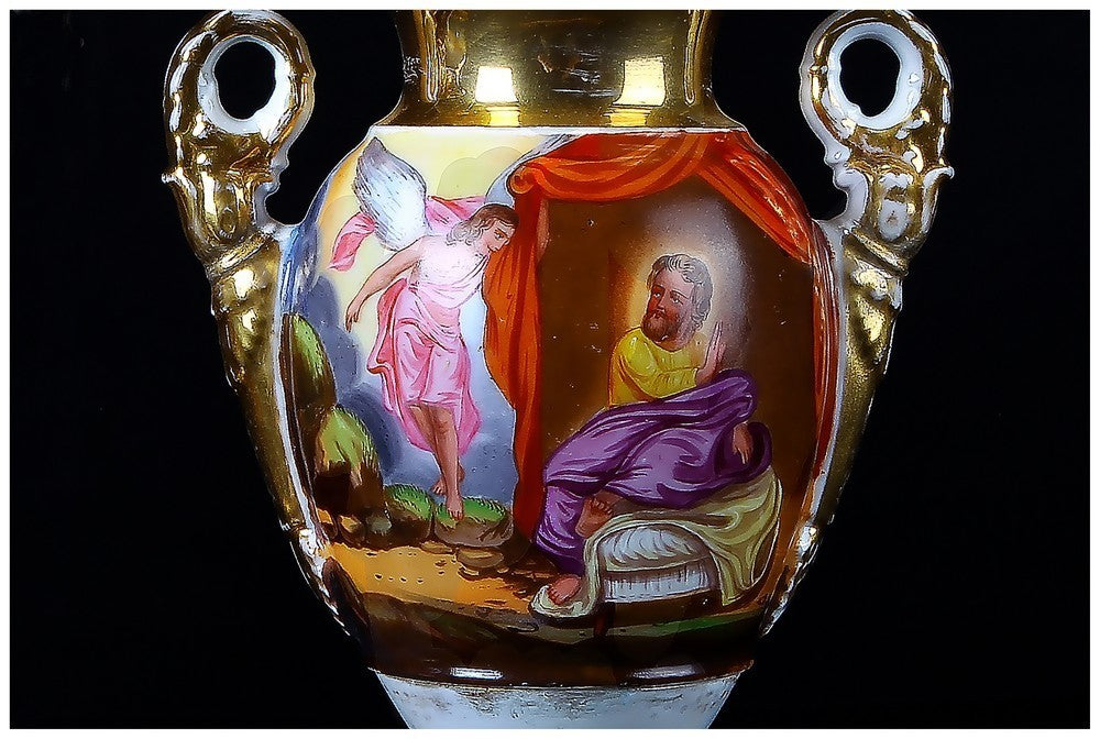 Coppia di antichi vasi ad anfora in porcellana decorati scene bibliche