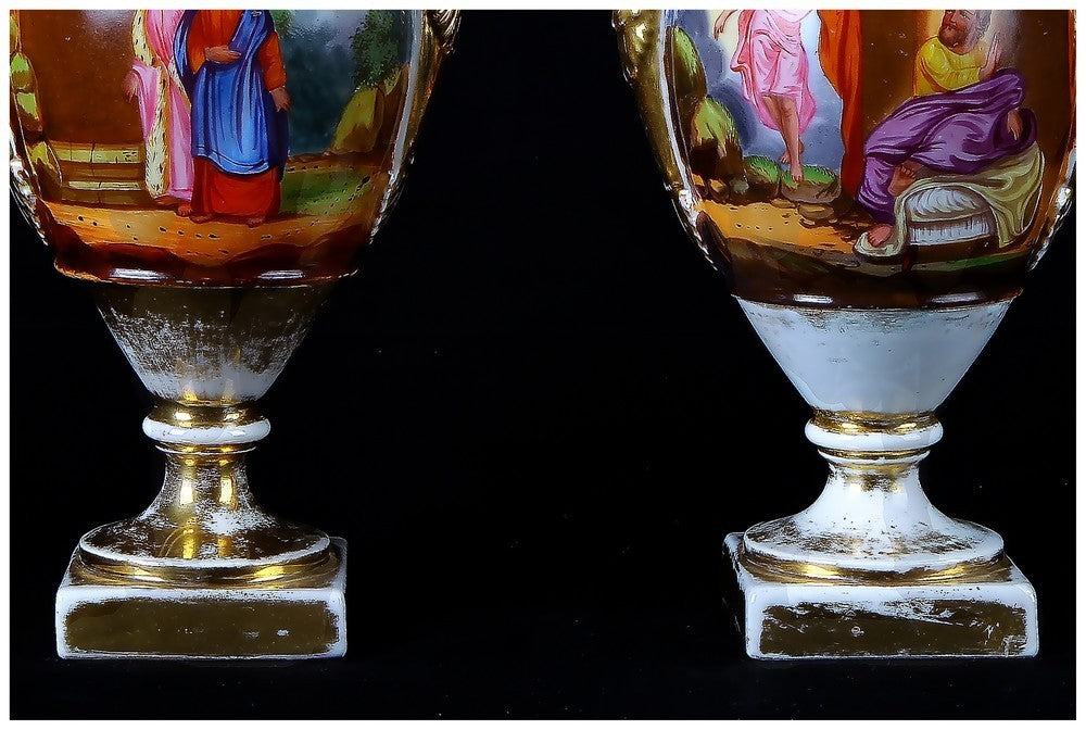 Coppia di antichi vasi ad anfora in porcellana decorati scene bibliche