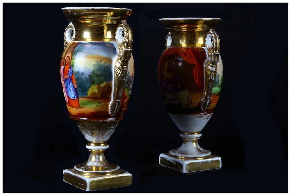 Coppia di antichi vasi ad anfora in porcellana decorati scene bibliche