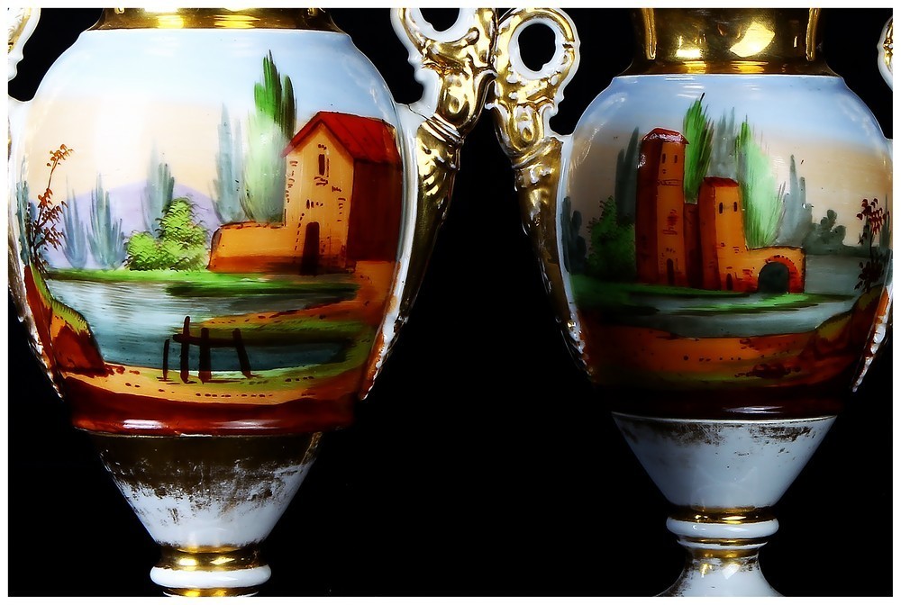 Coppia di antichi vasi ad anfora in porcellana decorati scene bibliche