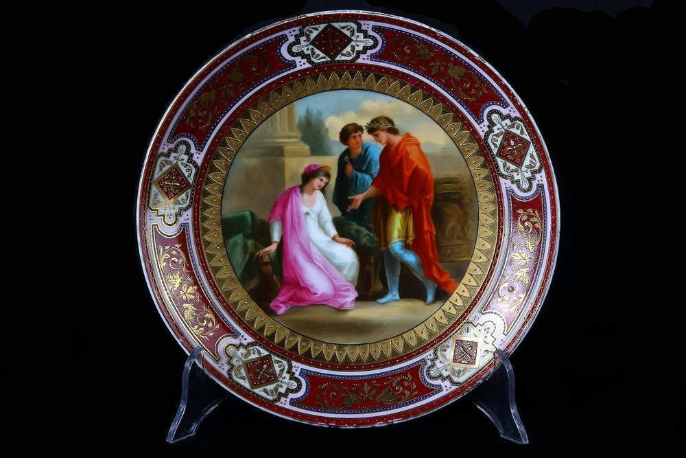 Grande antico piatto in porcellana decorato con una scena neoclassica