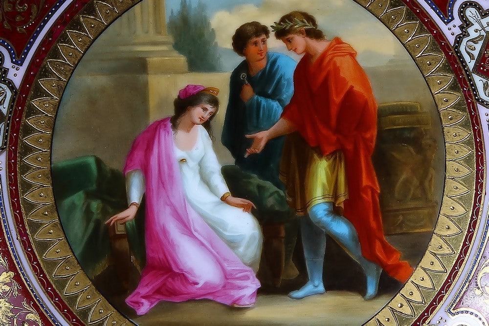 Grande antico piatto in porcellana decorato con una scena neoclassica