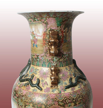 Grande vaso in porcellana cinese riccamente decorato