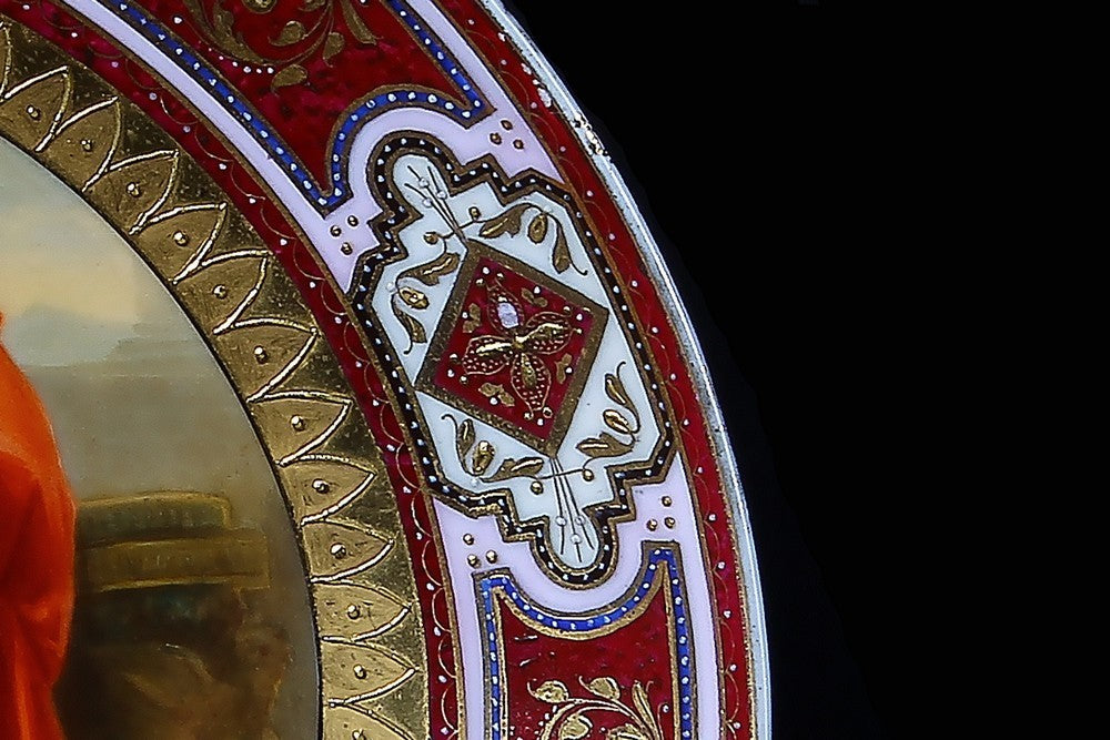 Grande antico piatto in porcellana decorato con una scena neoclassica
