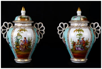 Graziosa coppia di piccole potiche con coperchio in porcellana decorata, manifattura Dresda
