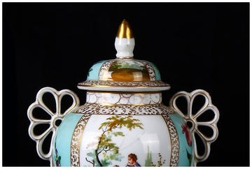 Graziosa coppia di piccole potiche con coperchio in porcellana decorata, manifattura Dresda