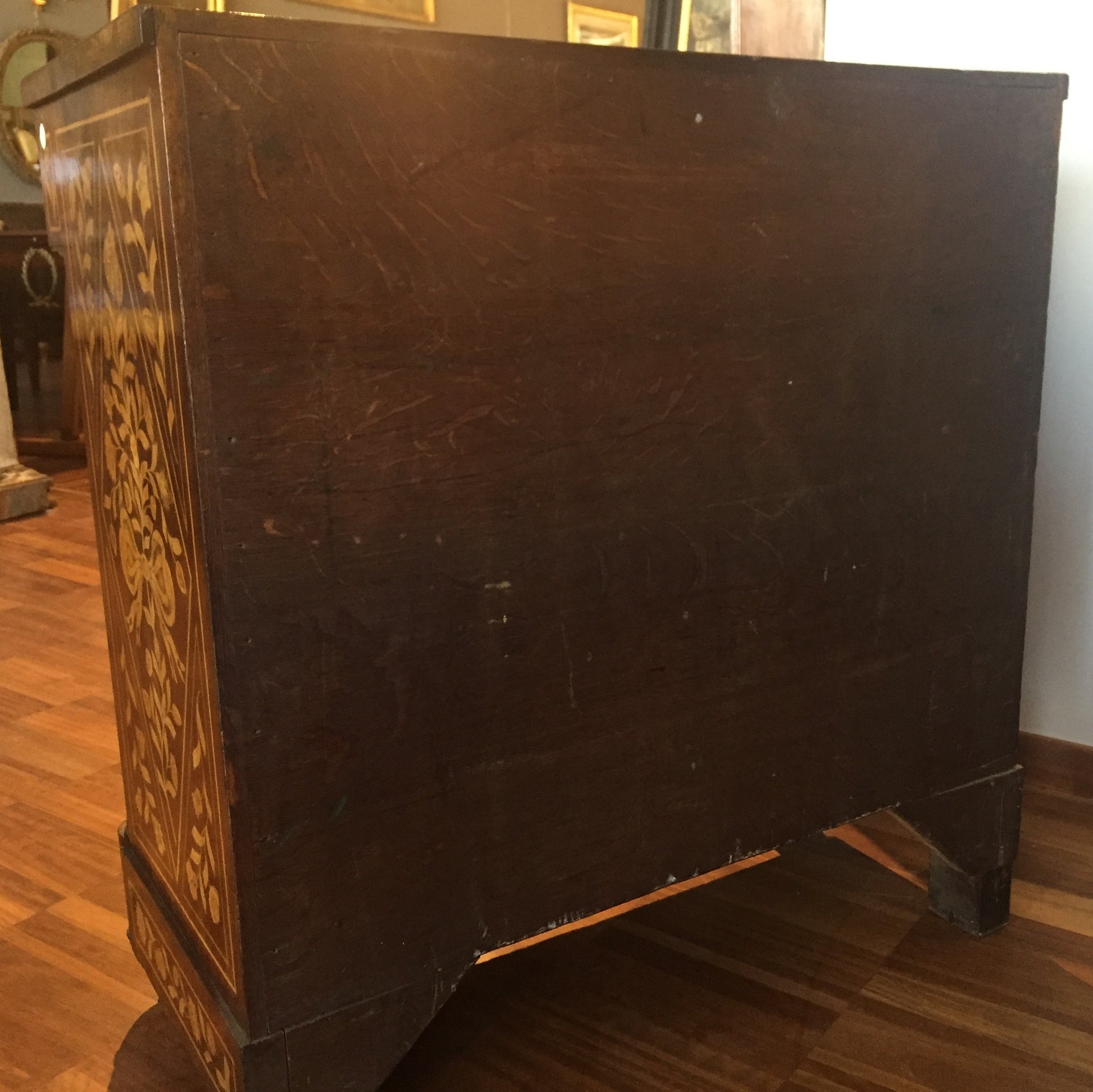 Antica credenza olandese del 1700 a due ante con intarsi floreali