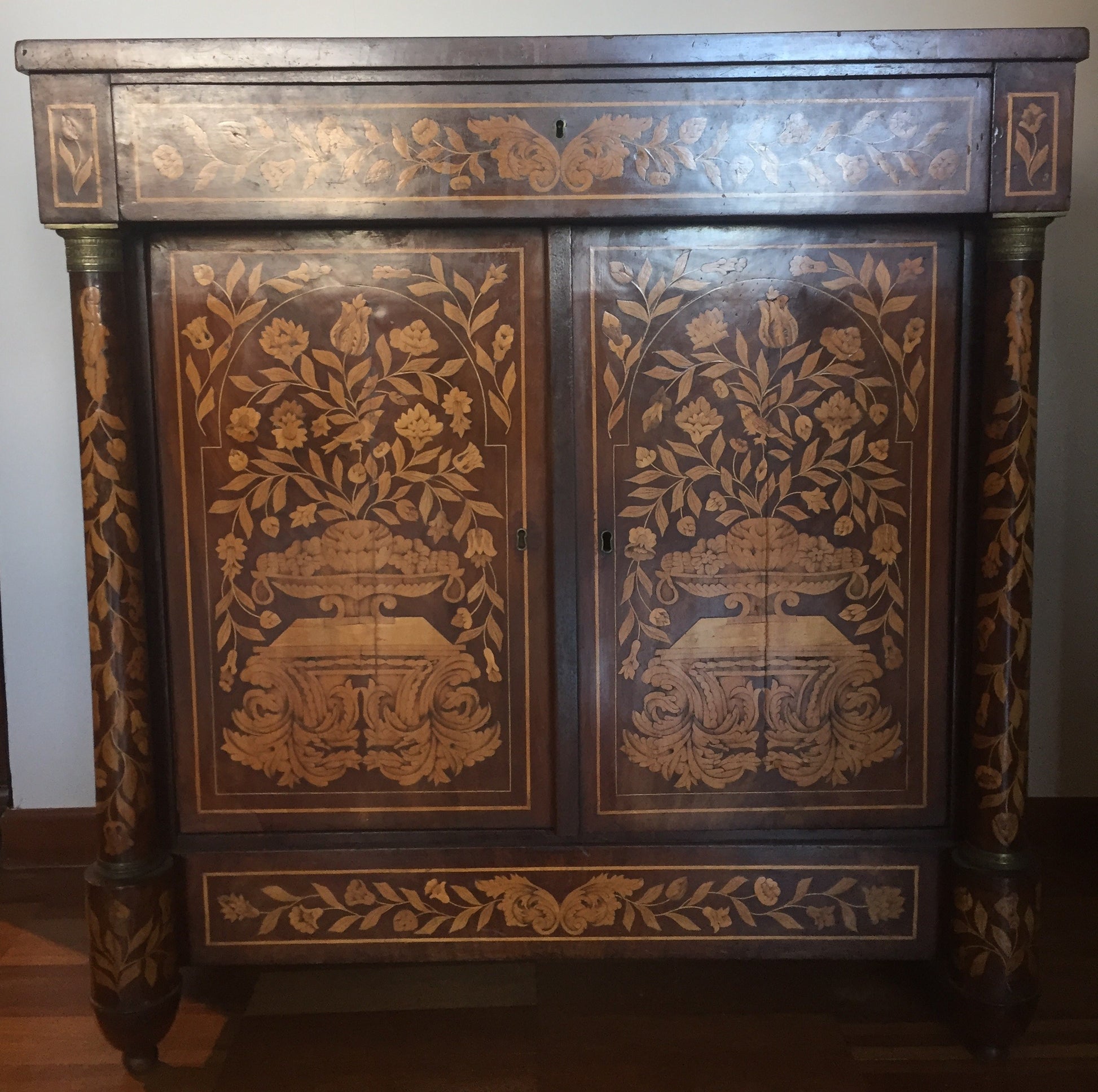 Antica credenza olandese del 1700 a due ante con intarsi floreali