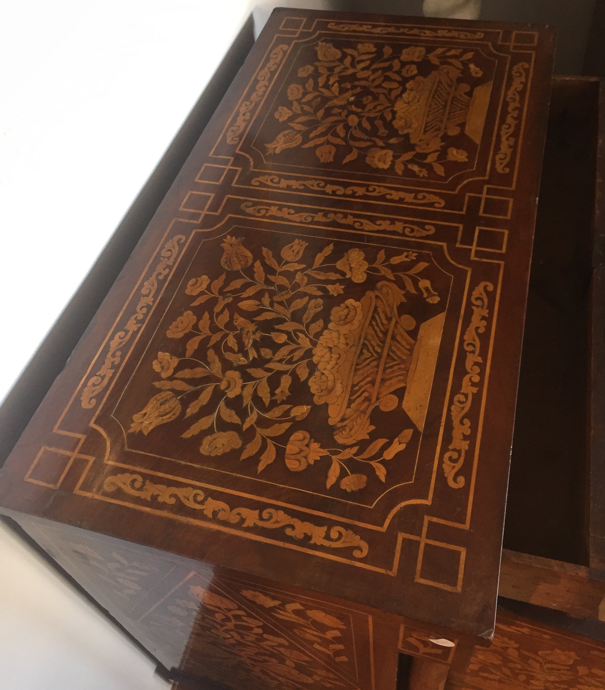 Antica credenza olandese del 1700 a due ante con intarsi floreali