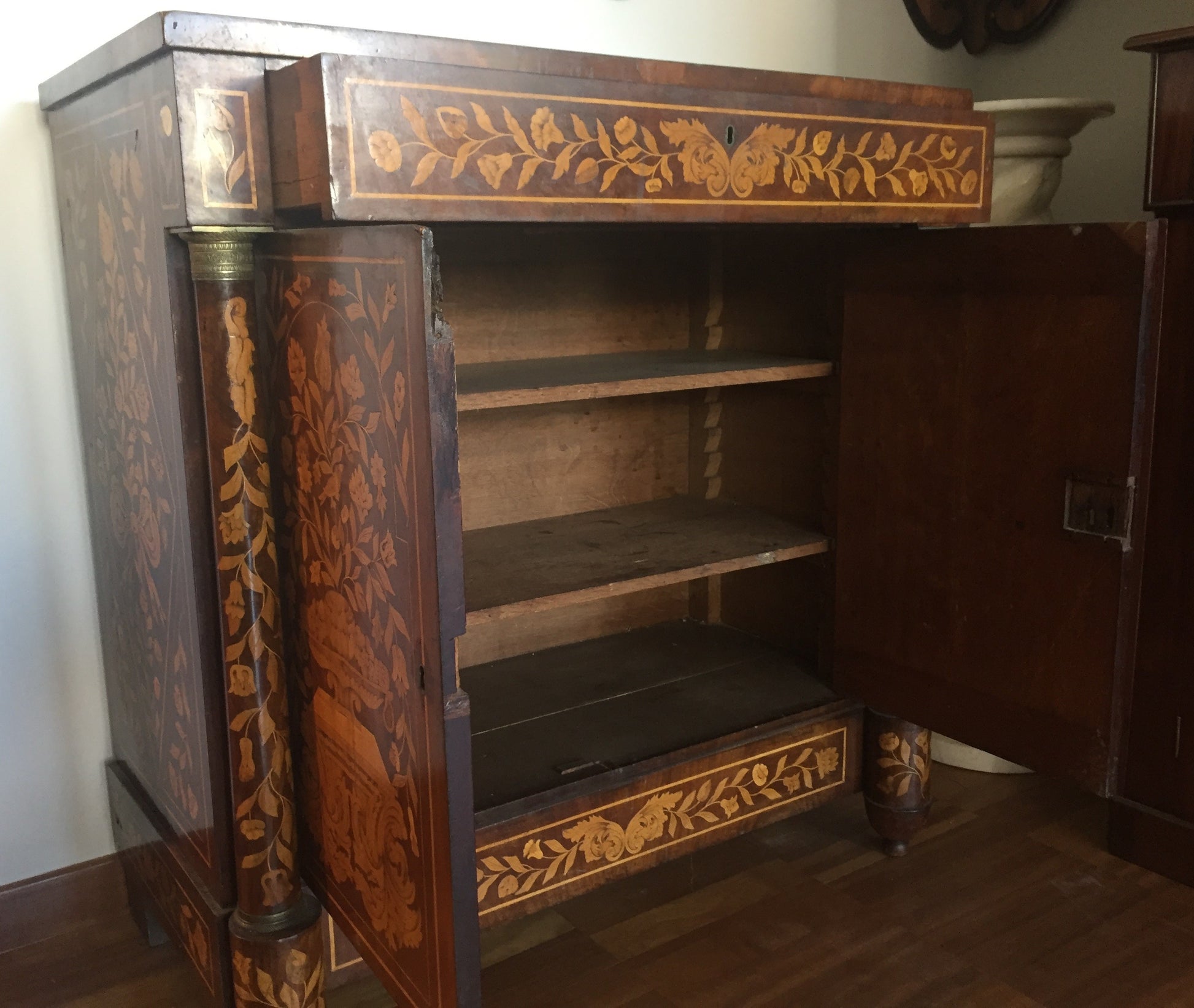 Antica credenza olandese del 1700 a due ante con intarsi floreali