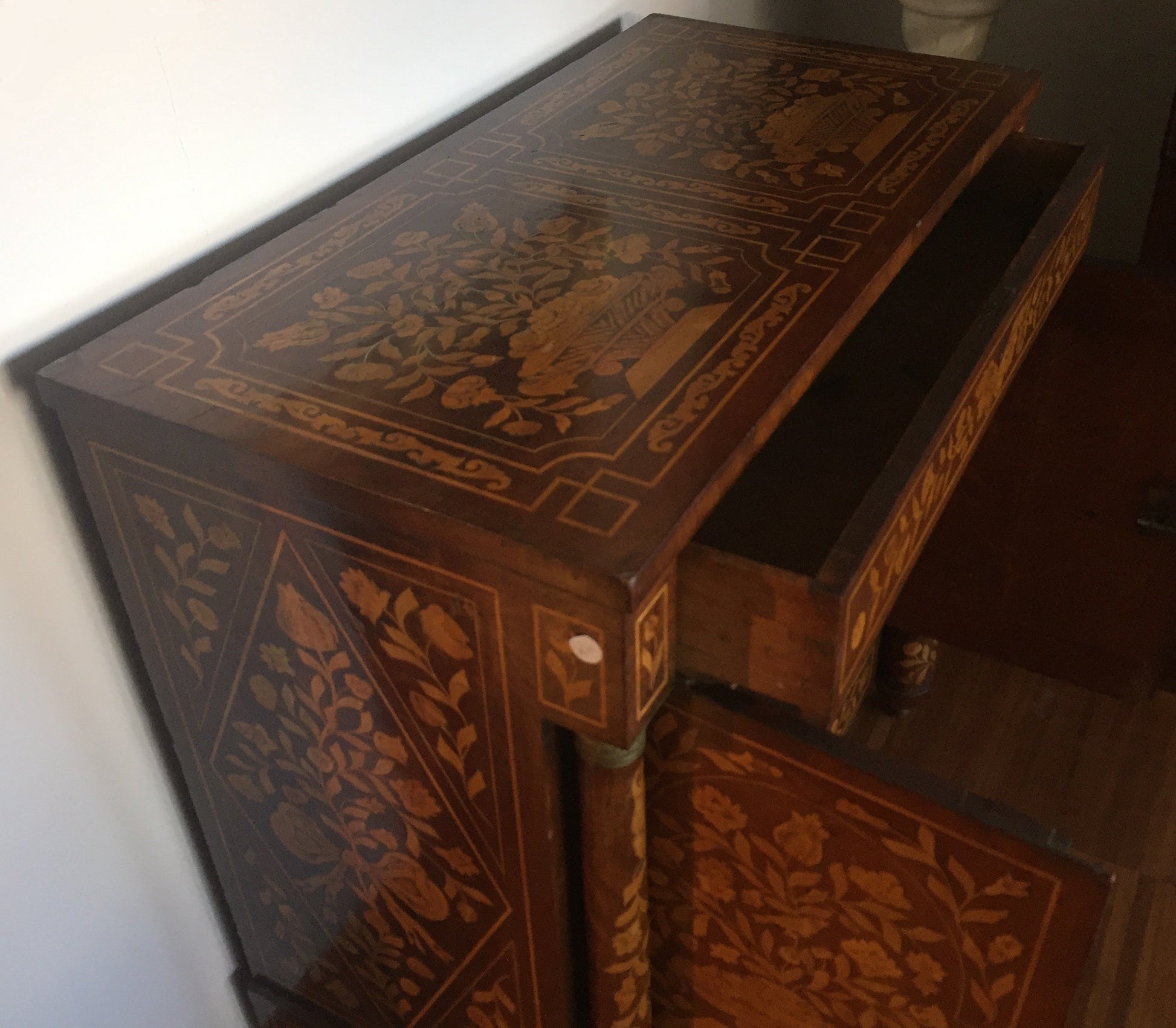 Antica credenza olandese del 1700 a due ante con intarsi floreali