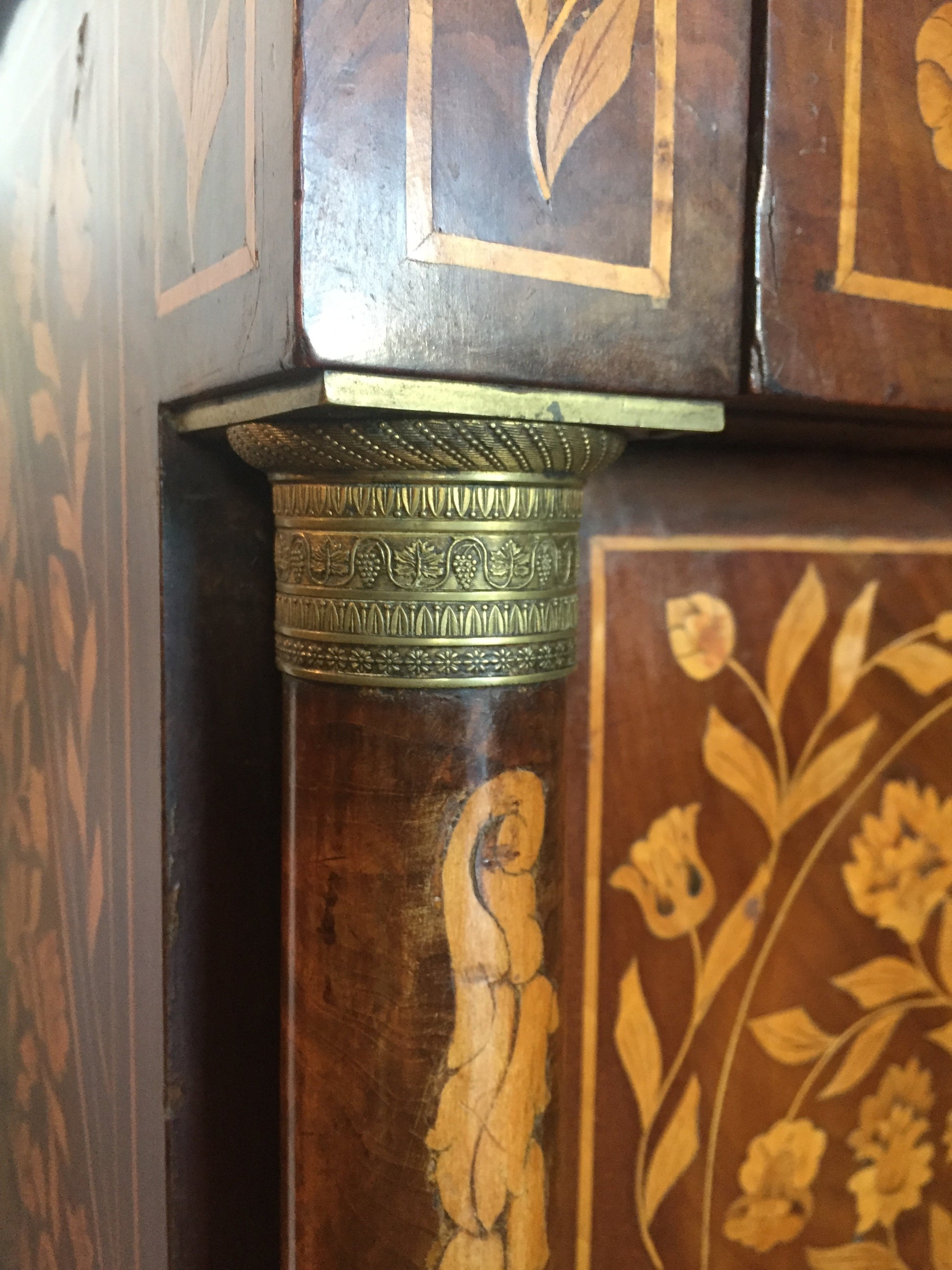 Antica credenza olandese del 1700 a due ante con intarsi floreali
