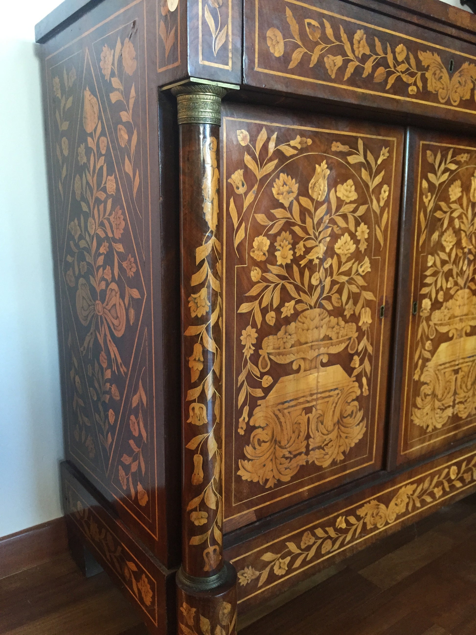 Antica credenza olandese del 1700 a due ante con intarsi floreali