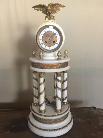 Pendule de table antique française en marbre blanc de style Empire des années 1800