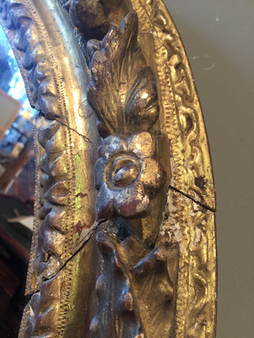Miroir ovale italien antique des années 1700 en bois doré sculpté