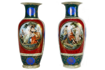 Coppia di vasi in porcellana dipinti in policromia con scene di gusto neoclassico