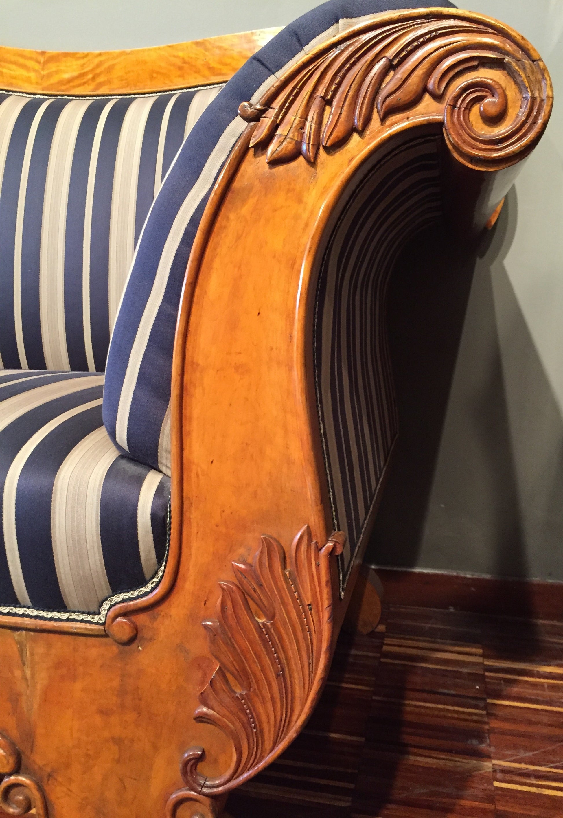 Antico divano Svedese biedermeier in betulla, intagliato del 1800