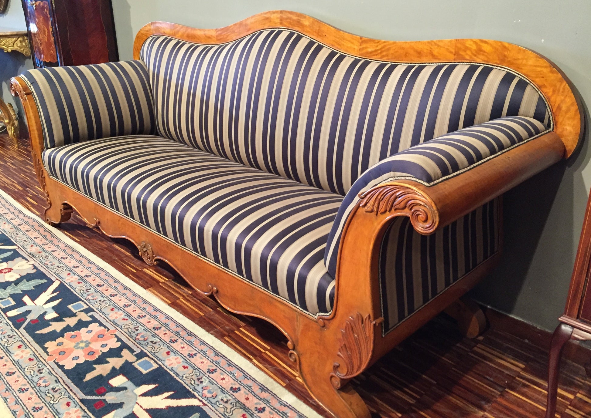 Antico divano Svedese biedermeier in betulla, intagliato del 1800