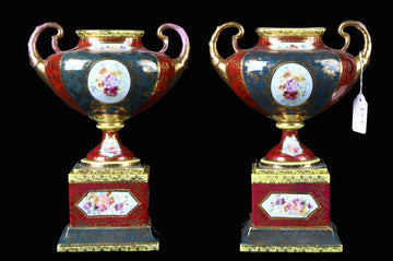Coppia di piccoli vasi ad anfora in porcellana decorata con scene galanti