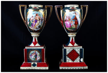 Paire de vases amphores anciens peints en porcelaine de Vienne